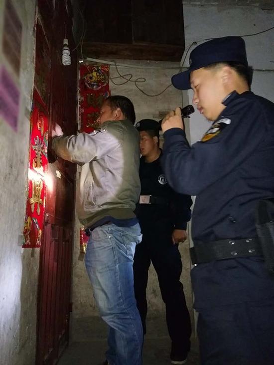 乐旺镇粗心妈妈误将幼女锁家中 民警全城寻开锁师傅开门